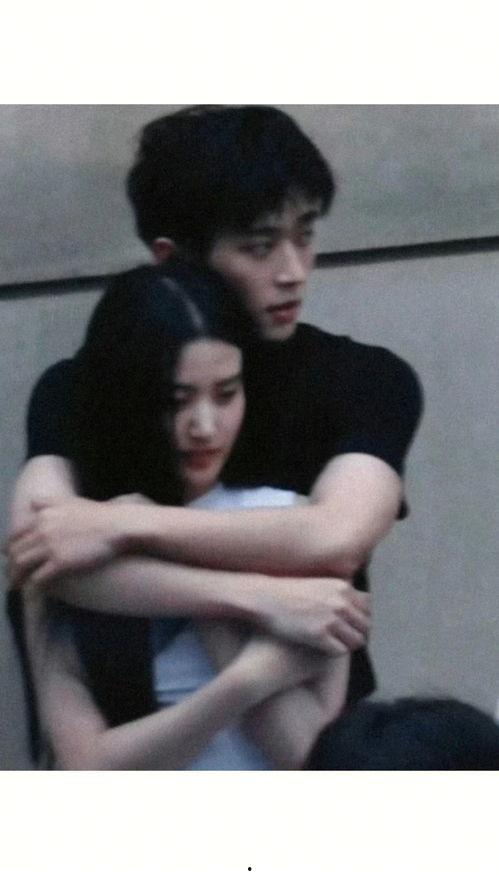 夜色尚浅,光影交织的都市印象